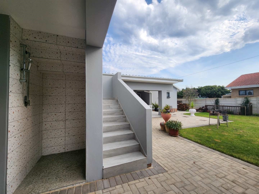 5 Bedroom Property for Sale in Fraaiuitsig Western Cape